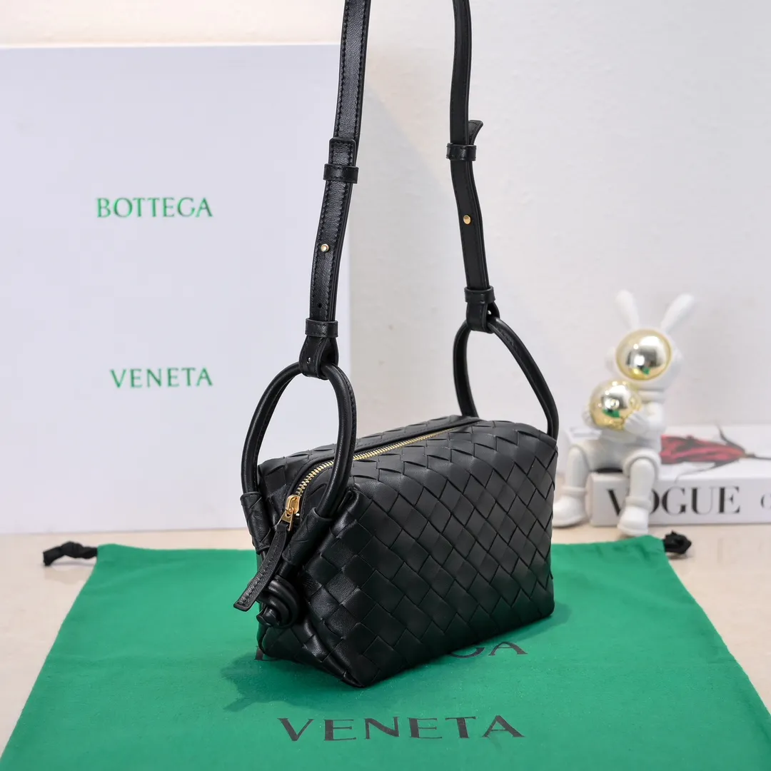 Batch 1360 BOTTEGA VENETA 2024 new loop is here! ! Many girls who like BV have owned the Loop bag. It has a simple appearance, classic weaving, and a compact and lightweight bag shape. This innovation continues the "camera bag" shape. Unlike the traditional Loop bag, which can only be worn as a crossbody bag, this innovation It can be carried by hand or cross-body, satisfying both the concave shape and daily needs. The oversized buckle can be folded and used as a handle. The sultry heat in summer ☀️ usually reduces people's desires. Having a lightweight bag will greatly enhance the happiness of traveling🫧 Style number: 6615 Size: 19*12*9cm